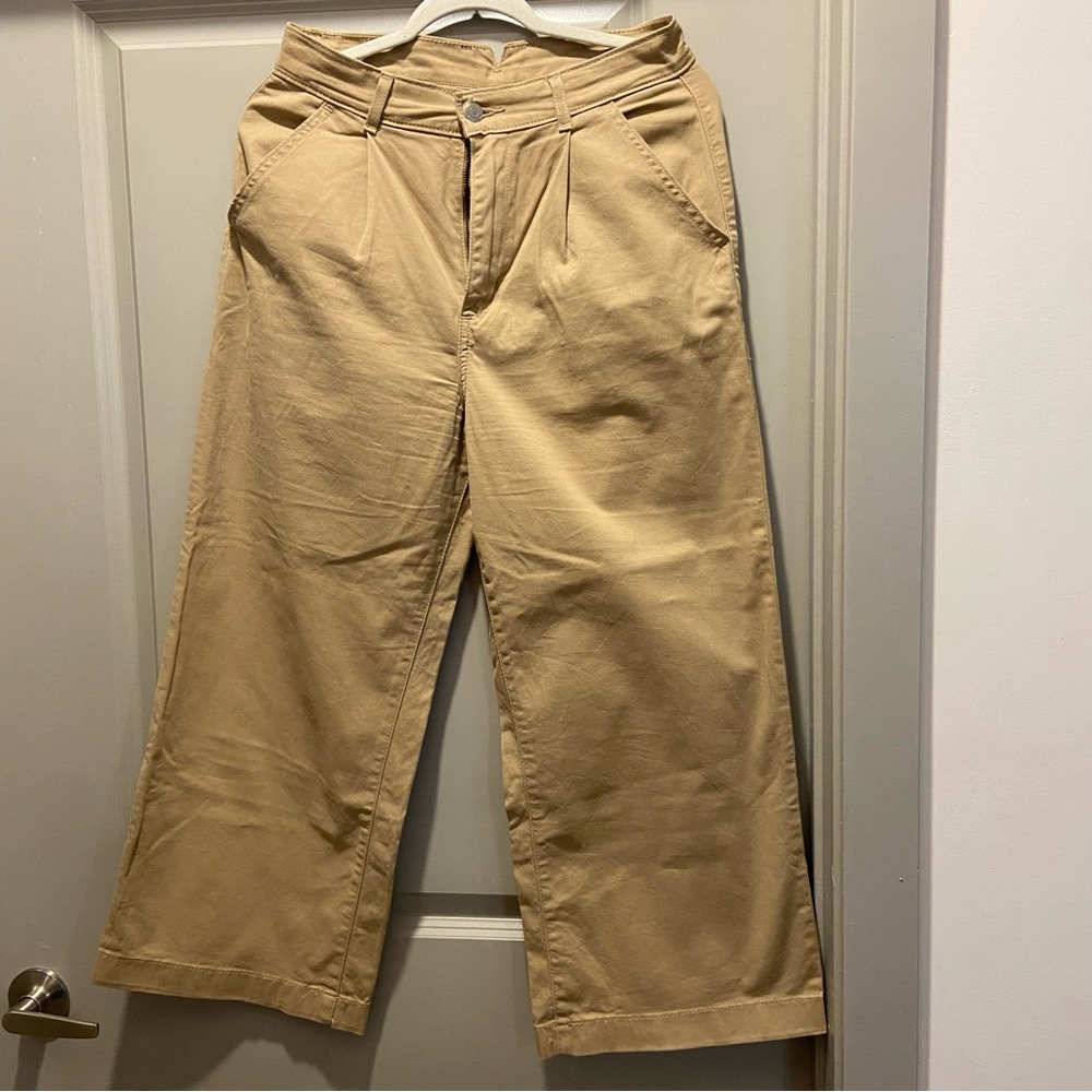 Levi's Women's Tan Capris